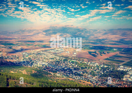 Vista dalla scogliera di Manara di Kiryat Shmona città e monte Hermon. Israele Foto Stock