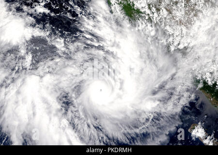 Uragano sulla Terra vista dallo spazio. Typhoon oltre il pianeta Terra. Gli elementi di questa immagine sono arredate dalla NASA. Foto Stock