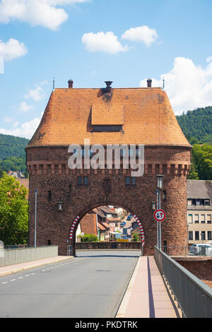 Il Mainbrücke ( ponte principale) Miltenberg oltre il fiume Main Germania Foto Stock