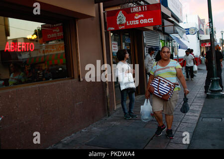 Luis Orci, linea 11, segno luminoso con la parola aperto. Luis Orci, Linea 11, letreo luminioso con la paraba Abierto. Vida cotidiana en el centro historico de Hermosillo, Sonora, Messico. La vita quotidiana nel centro storico di Hermosillo, Sonora, Messico. Street Photography. (Foto: Luis Gutierrez /NortePhoto) Foto Stock