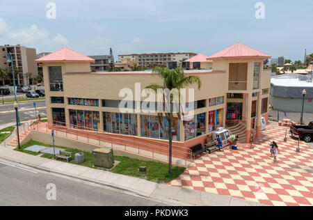 Panoramica di una attrezzatura da surf store su Gulf Blvd autostrada a John's Pass, Florida USA. Foto Stock