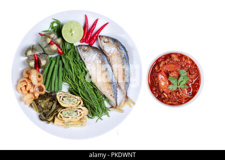 Isolato di carne piccante e pomodoro dip,Nam Prik Ongs in Thai,stile settentrionale di peperoncino e pomodoro dip ,con il lato piatto come sparato mackarels,fagiolo alato,cha,roll Foto Stock