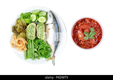 Isolato di carne piccante e pomodoro dip,Nam Prik Ongs in Thai,stile settentrionale di peperoncino e pomodoro dip ,con il lato piatto come sparato mackarels,fagiolo alato,cha,roll Foto Stock