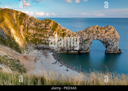 Sunset over Durdle porta lungo la costa Jurrasic, Dorset, Inghilterra Foto Stock