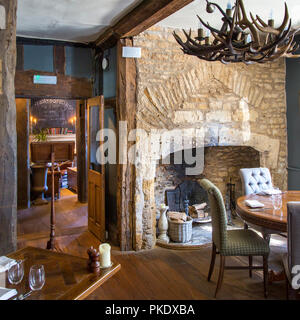 Vista interna del portico House Pub e Inn - Inghilterra del più antico c. 947 annuncio, Stow-su-il-Wold, Gloucestershire, Inghilterra Foto Stock