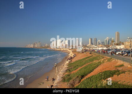 Paesaggio urbano panoramica di Tel Aviv, Israele, Mare mediterraneo, Bay Shore, promenade, le persone a rilassarsi, automobili parcheggiate, alta palazzi moderni grattacieli. Foto Stock