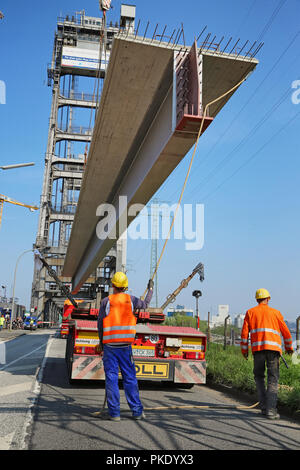 Ponte di coperta è sollevato dal carrello Foto Stock