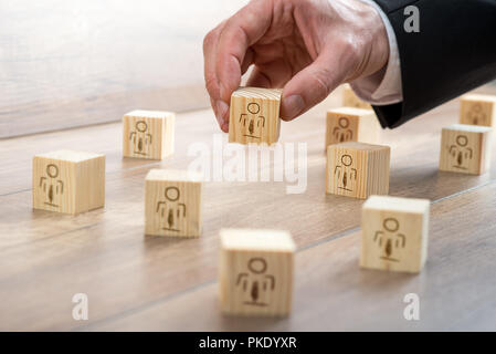 Rapporto Customer-Managed concetto - Imprenditore disponendo dei blocchetti di legno con i simboli sul tavolo. Foto Stock