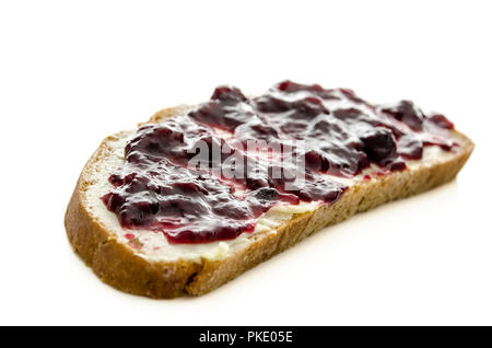 Fetta di pane con burro e marmellata isolato su uno sfondo bianco. Dof poco profondo. Foto Stock