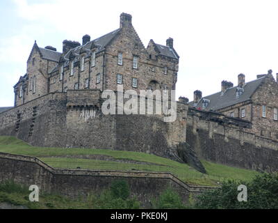 Una vista sul Castello di Edimburgo preso dal piede della roccia nel sagrato della chiesa di St Cuthbert's; Princes St, Edimburgo Foto Stock