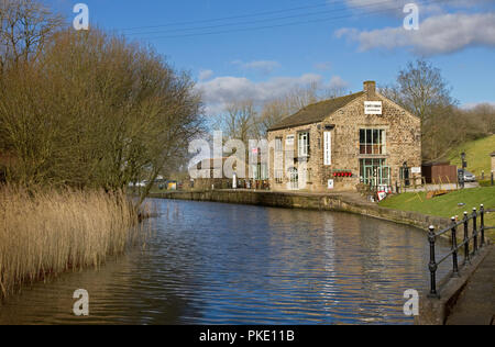 Ex magazzino del canale(1815)(ora un cafe) Leeds e Liverpool canal, Foulridge Canal Wharf, magazzino Lane, Foulridge, Pendle, Lancashire, Inghilterra, Regno Unito Foto Stock