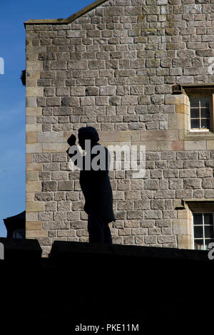 Statua del David Lloyd George, Piazza Castello, Caernarfon (Caernarvon), Gwynedd, Galles Foto Stock