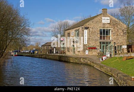 Ex magazzino del canale(1815)(ora un cafe) Leeds e Liverpool canal, Foulridge Canal Wharf, magazzino Lane, Foulridge, Pendle, Lancashire, Inghilterra, Regno Unito Foto Stock