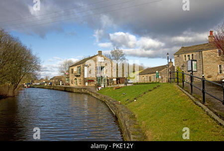 Ex magazzino del canale(1815)(ora un cafe) Leeds e Liverpool canal, Foulridge Canal Wharf, magazzino Lane, Foulridge, Pendle, Lancashire, Inghilterra, Regno Unito Foto Stock