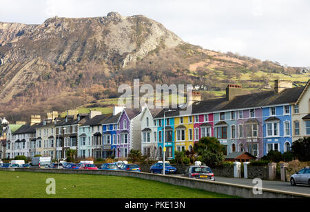 Case dipinte sul lungomare, Menstrie, Clwyd, Galles. Penmaenmawr montagna dietro. Foto Stock