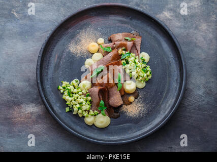 Fette di filetto di manzo con purea di sedano e zucchine, copia dello spazio. Foto Stock