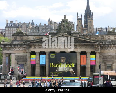 Una vista guardando verso il basso Hanover Street verso la Royal Scottish Academy edificio con il suo poster pubblicitario per la Mostra di Rembrandt; Edimburgo. Foto Stock