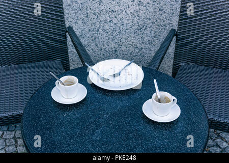 Berlino, Germania, 31 agosto 2018: piatto finito e due tazze sul tavolo al di fuori del ristorante Foto Stock