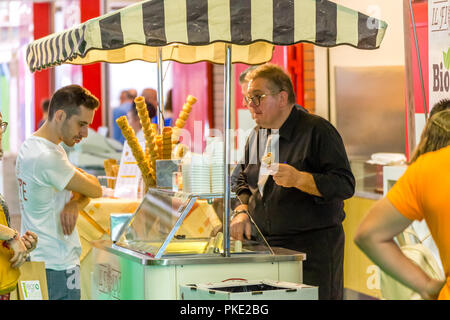 BOLOGNA (Italia), 10 settembre 2018: boy scelta di gelati gusti al SANA, fiera internazionale di organici e prodotti naturali Foto Stock