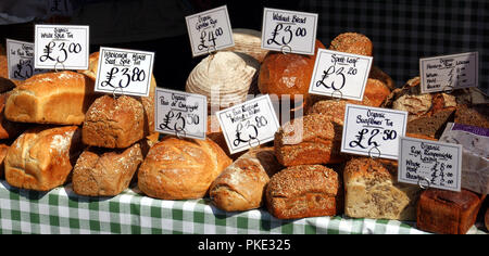 Pane e focacce disposti per la vendita in un mercato degli agricoltori nel Regno Unito Foto Stock