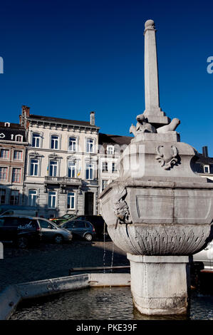 Il Saint-Remacle quadrato e la sua monumentale "Le Perron' fontana di Stavelot dei Cantoni dell'Est (Belgio, 15/11/2011) Foto Stock