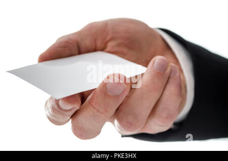 Primo piano di un uomo d affari di consegnare un fustellato business card. Isolato su sfondo bianco. Foto Stock
