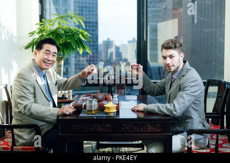 Gli uomini d' affari nelle case da tè Foto Stock