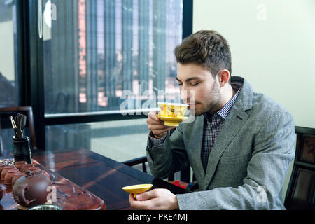 Gli uomini d' affari nelle case da tè Foto Stock