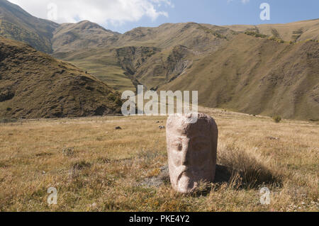 La Georgia, Sn, boulder scolpite dallo scultore Merab Piranishvili Foto Stock