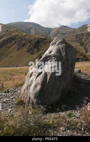 La Georgia, Sn, boulder scolpite dallo scultore Merab Piranishvili Foto Stock