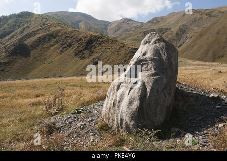 La Georgia, Sn, boulder scolpite dallo scultore Merab Piranishvili Foto Stock