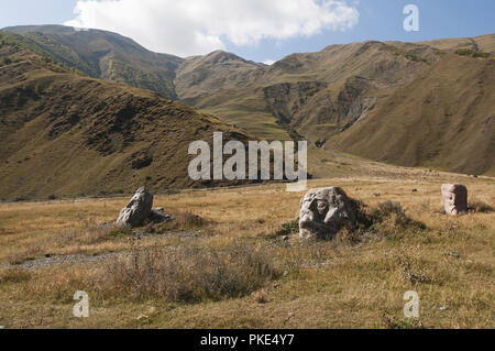 La Georgia, Sn, boulder scolpite dallo scultore Merab Piranishvili Foto Stock