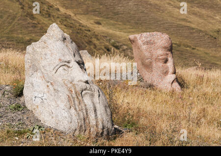 La Georgia, Sn, boulder scolpite dallo scultore Merab Piranishvili Foto Stock