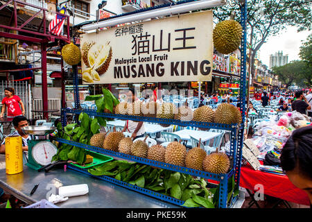 Un segno pubblicizza Durian, re di frutti, per la vendita a un cavalletto in Jalan Alor, Food Street, a Kuala Lumpur, Malesia. Foto Stock