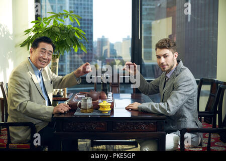 Gli uomini d' affari nelle case da tè Foto Stock