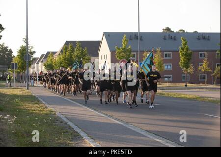 Brig. Gen. Christopher LaNeve, Comandante generale per la settima Esercito di formazione comando, conduce l'unità eseguire Luglio 25, 2018 a Grafenwoehr, Germania. Questo è il primo team-building evento sin dalla U.S. Esercito Europa ristrutturato la sua missione il comando relazioni di questa estate, come il 173rd Brigata Aerea, il 2° reggimento di cavalleria e il dodicesimo combattere la Brigata Aerea vengono riallineate sotto il settimo Esercito di formazione comando. La missione del comando ristrutturazione viene condotta per migliorare l'efficacia e la prontezza di U.S. Dell'esercito con base in Europa brigate di combattimento. Foto Stock