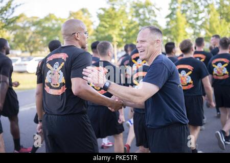 Brig. Gen. Christopher LaNeve, Comandante generale per la settima Esercito di formazione comando, saluta i soldati alla fine dell'unità eseguire Luglio 25, 2018 a Grafenwoehr, Germania. Questo è il primo team-building evento sin dalla U.S. Esercito Europa ristrutturato la sua missione il comando relazioni di questa estate, come il 173rd Brigata Aerea, il 2° reggimento di cavalleria e il dodicesimo combattere la Brigata Aerea vengono riallineate sotto il settimo Esercito di formazione comando. La missione del comando ristrutturazione viene condotta per migliorare l'efficacia e la prontezza di U.S. Dell'esercito con base in Europa brigate di combattimento. Foto Stock