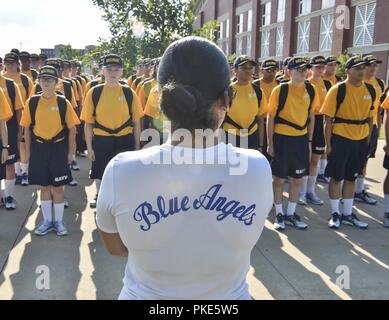 Grandi laghi, Illinois (24 luglio 2018) equipaggi Equipmentman sopravvivenza 2a classe Nicole Oviedo, assegnato per gli Stati Uniti Navy dimostrazione di volo squadrone, Blue Angels, mentor reclute della squadrone sponsorizzati di boot camp divisione al reclutamento di formazione di comando (RTC). Circa 38.000 a 40.000 reclute graduate annualmente dalla marina è solo di boot camp. . Foto Stock