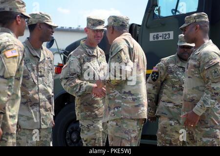 Lt. Gen. Aundre F. Piggee, il Vice Capo del dipartimento del personale dell'esercito G-4, si impegna con i soldati sulle operazioni correnti, attrezzature e personale durante una immersione visita all esercito degli Stati Uniti Europa sulla luglio 25, 2018 a Kleber Kaserne, Germania.Durante la sua visita, Lt. Gen. Piggee ha parlato con i soldati di tutti i ranghi del xxi Theatre Supporto comando, campo a domande e preoccupazioni. Foto Stock