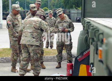 Lt. Gen. Aundre F. Piggee, il Vice Capo del dipartimento del personale dell'esercito G-4, si impegna con i soldati sulle operazioni correnti, attrezzature e personale durante una immersione visita all esercito degli Stati Uniti Europa sulla luglio 25, 2018 a Kleber Kaserne, Germania.Durante la sua visita, Lt. Gen. Piggee ha parlato con i soldati di tutti i ranghi del xxi Theatre Supporto comando, campo a domande e preoccupazioni. Foto Stock