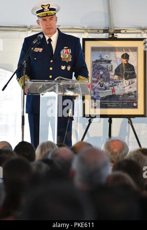 Coast Guard Commandant Adm. Karl Schultz offre commento durante la cerimonia di messa in servizio di guardacoste Nathan Bruckenthal in Old Town Alexandria, Virginia, luglio 25, 2018. Bruckenthal è la Guardia Costiera 28 della risposta veloce taglierina chiamato dopo Coast Guard Petty Officer di terza classe Nathan Bruckenthal, che è stato ferito a morte durante l'Operazione Iraqi Freedom nel Golfo Arabico nel 2004. Stati Uniti Coast Guard Foto Stock