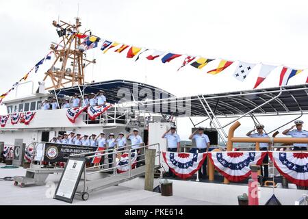 L'equipaggio di Guardacoste Nathan Bruckenthal mans le rotaie durante la cerimonia di messa in esercizio per la fresa in Old Town Alexandria, Virginia, luglio 25, 2018. Bruckenthal è la Guardia Costiera 28 della risposta veloce taglierina chiamato dopo Coast Guard Petty Officer di terza classe Nathan Bruckenthal, che è stato ferito a morte durante l'Operazione Iraqi Freedom nel Golfo Arabico nel 2004. Stati Uniti Coast Guard Foto Stock