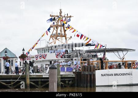 L'equipaggio di Guardacoste Nathan Bruckenthal mans le rotaie durante la cerimonia di messa in esercizio per la fresa in Old Town Alexandria, Virginia, luglio 25, 2018. Bruckenthal è la Guardia Costiera 28 della risposta veloce taglierina chiamato dopo Coast Guard Petty Officer di terza classe Nathan Bruckenthal, che è stato ferito a morte durante l'Operazione Iraqi Freedom nel Golfo Arabico nel 2004. Stati Uniti Coast Guard Foto Stock