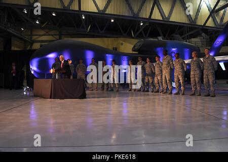 Vice Presidente degli Stati Uniti Michael Pence si erge di fronte gli avieri durante un discorso di guerrieri del Nord Luglio 25, 2018 il Grand Forks Air Force Base in North Dakota. Prima di parlare di truppe, Pence visitato il Global Hawk Operations Centre oltre a ricevere una missione breve circa il RQ-4 Global Hawk le capacità dal 348squadrone di ricognizione. Foto Stock