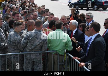 Vice Presidente degli Stati Uniti Michael Pence raggiunge fuori per agitare le mani con diversi aviatori Luglio 25, 2018 dopo l'arrivo a Grand Forks Air Force Base in North Dakota. Durante la sua visita, Pence era in grado di conoscere in anteprima alcuni dei Grand Forks AFB missioni, per includere nel mondo intelligence, sorveglianza e ricognizione utilizzando il RQ-4 Global Hawk. Foto Stock