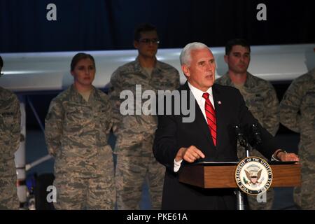 Vice Presidente degli Stati Uniti Michael Pence risolve una folla di aviatori Luglio 25, 2018 il Grand Forks Air Force Base in North Dakota. Pence evidenziato l'intelligence, sorveglianza e ricognizione della missione della RQ-4 Global Hawk, e ha ringraziato i presenti per il loro duro lavoro e la dedizione a mantenere le operazioni quotidiane di Grand Forks AFB. Foto Stock