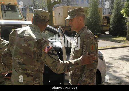 Lt. Gen. Aundre F. Piggee, Esercito vice capo del personale, G-4, parla al Col. Todd R. Wasmund, 1a Divisione di Fanteria missione elemento di comando commander, durante una visita alla 1ID sede MCE a Poznan, Polonia, 26 luglio 2018. Piggee ricevuto un briefing sulla 1ID MCE's Atlantic risolvere la missione, che è distribuito in otto paesi dell'est europeo. Il 1ID MCE è U.S. Esercito dell'Europa divisione intermedia a livello di sede centrale incaricato di garantire il livello regionale forze assegnate sono addestrati e pronti durante il loro periodo di nove mesi di tours in Europa orientale. Foto Stock