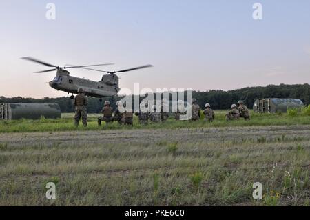 Stati Uniti Marines dal 6 Supporto tecnico di battaglione, Millington Tennessee, E DEGLI STATI UNITI La riserva di esercito di soldati dal 739th multiruolo società Ponte, la città di granito, Ill. e l'Ingegnere 652nd distacco, Hammond, Wisc., teamed in su per imbracatura le operazioni di carico su Fort Chaffee manovra Training Center, arca. Durante il funzionamento fiume Assault 18, 25 luglio 2018. Operazione Fiume Assault è un tasto U.S. La riserva di esercito di evento di formazione che il 416th TEC impiega per preparare il personale addestrato e pronto unità di ingegnere e soldati. Foto Stock