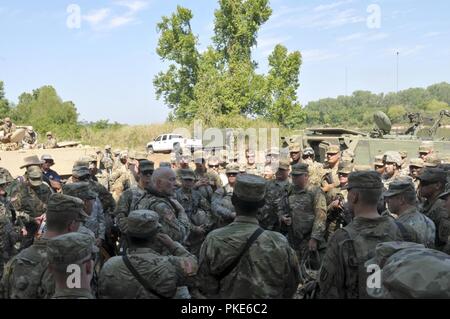 Stati Uniti La riserva di esercito Lt. Gen. Charles Luckey, capo degli STATI UNITI La riserva di esercito e Comandante Generale dell'U.S. La riserva di esercito Comando, dà un discorso motivazionale di U.S. La riserva di esercito degli Stati Uniti e Esercito Nazionale soldati di guardia nonché U.S. Marine Corps Reserve Marines vicino a Fort Chaffee manovra Training Center, arca. Durante il funzionamento fiume Assault 18, 25 luglio 2018. Luckey detto di rimanere concentrato e mission-pronto per essere mentalmente e spiritualmente e fisicamente preparati. Operazione Fiume Assault è un tasto U.S. La riserva di esercito di evento di formazione che il 416th TEC impiega per preparare il personale addestrato e pronto unità di ingegnere Foto Stock