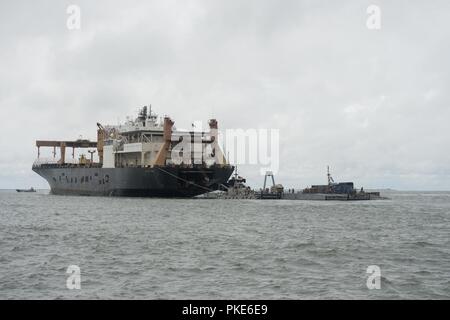 VIRGINIA BEACH, Va. una panoramica colpo di Roll on/roll off impianto di scarico (RRDF) piattaforma posizionata sotto la parte posteriore della rampa di salita della Sealift militare del comando USNS Eugene A. Obregon (T-AK 3006) durante il Tridente Sun 18 esercizio. Trident Sun 18 è un preposizionamento marittima forza (MPF) operazione destinata a fornire una formazione alla componente di riserva personale per quanto riguarda il flusso in offload di veicoli e attrezzature militari. Foto Stock